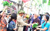 Hân hoan đón đoàn quân giải phóng về tiếp quản Thủ đô